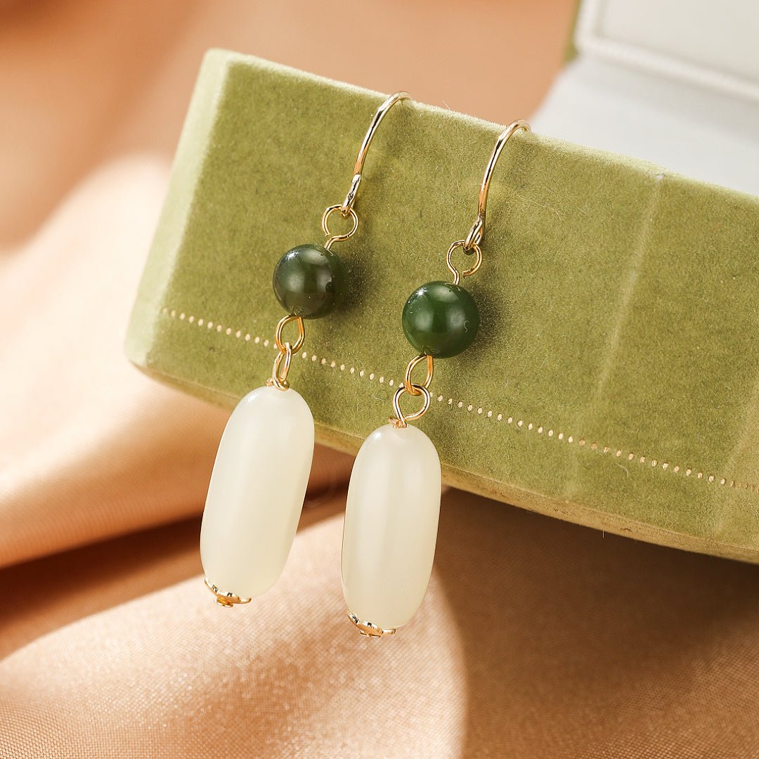 Boucles d'Oreilles Pendantes en Jade Vert et Blanc - Harmonie Bicolore - Biloria