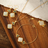 Collier Jade Blanc Lotus Bleu Argent Plaqué Or - Biloria